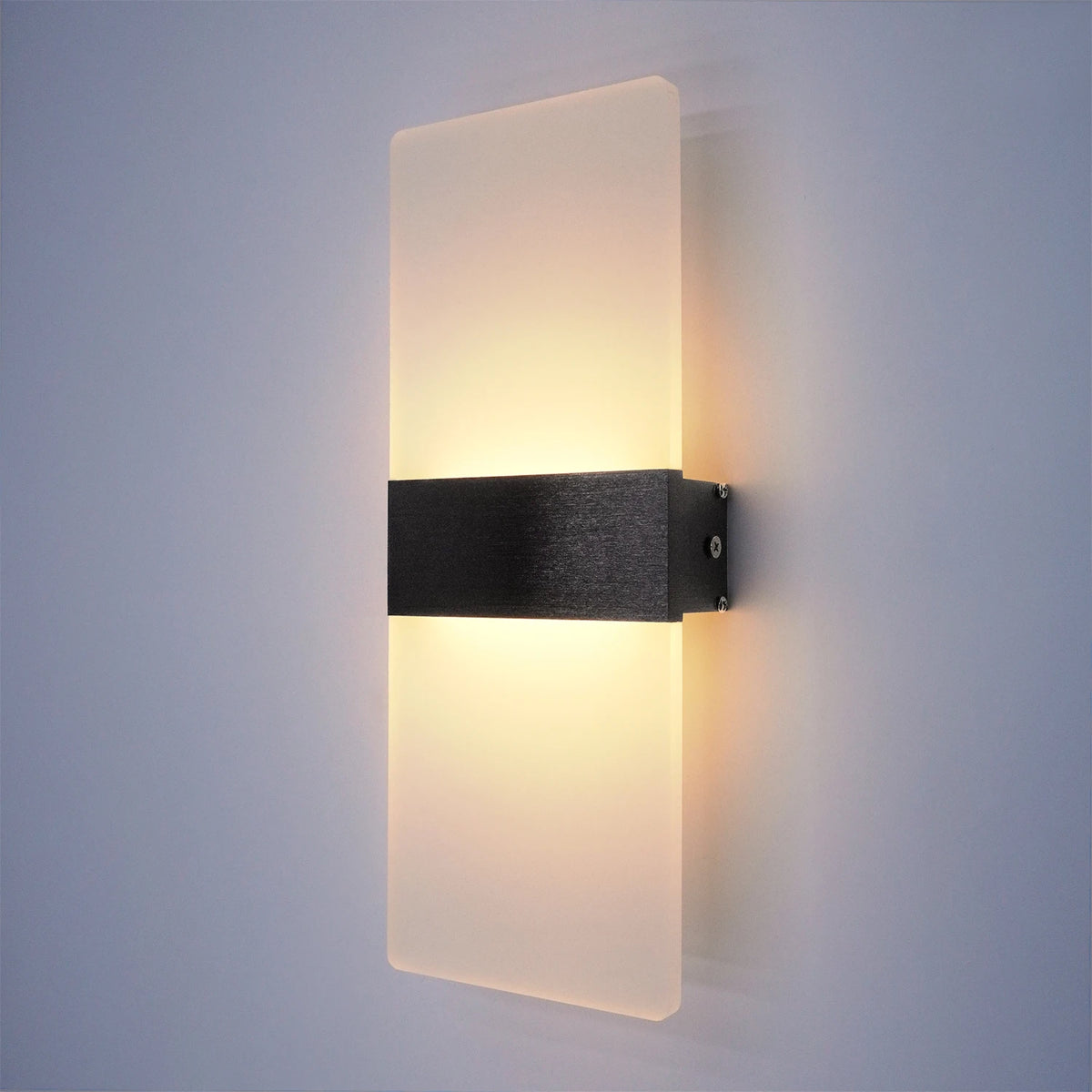 Lampe applique murale en noir allumée